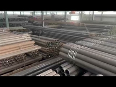 Pemuatan untuk pipa di gudang