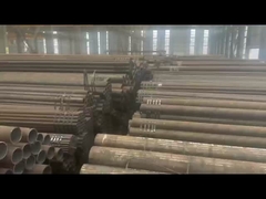 Gudang pipa tanpa jahitan siap untuk diangkut